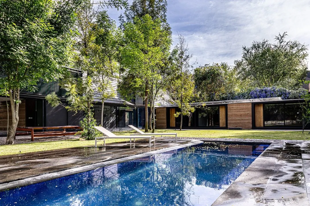 Casa Pausa y Tierra: arquitectura, naturaleza y lujo frente al campo de golf