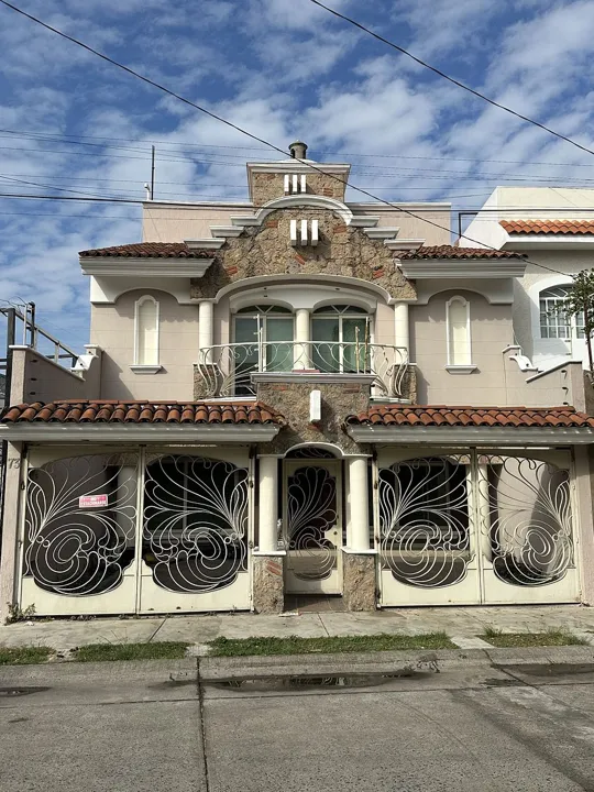 ¡Invierte en tu nuevo hogar en Jardines Vallarta! Casa en venta