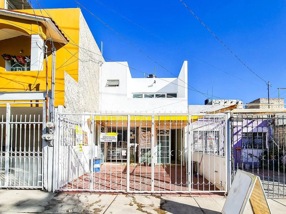 Casa de uso mixto en venta sobre avenida · Parques de Santa María, Tlaquepaque ·