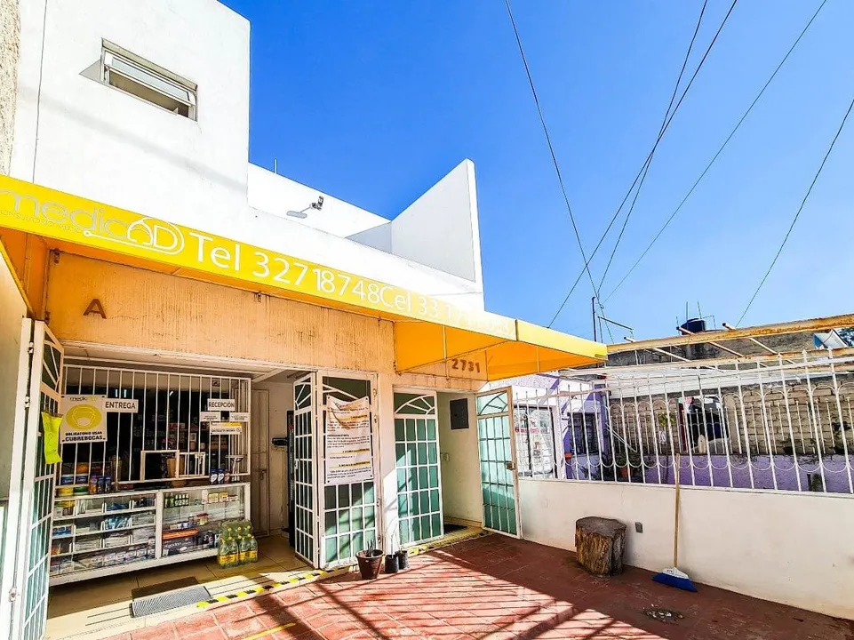 Foto 2 de Casa de uso mixto en venta sobre avenida · Parques de Santa María, Tlaquepaque ·