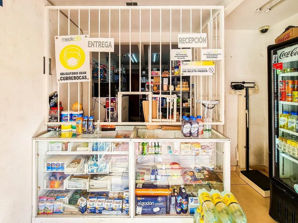 Foto 3 de Casa de uso mixto en venta sobre avenida · Parques de Santa María, Tlaquepaque ·