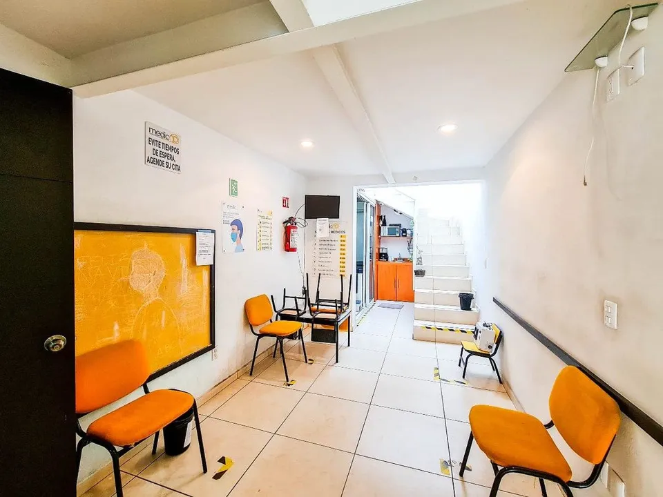 Foto 4 de Casa de uso mixto en venta sobre avenida · Parques de Santa María, Tlaquepaque ·