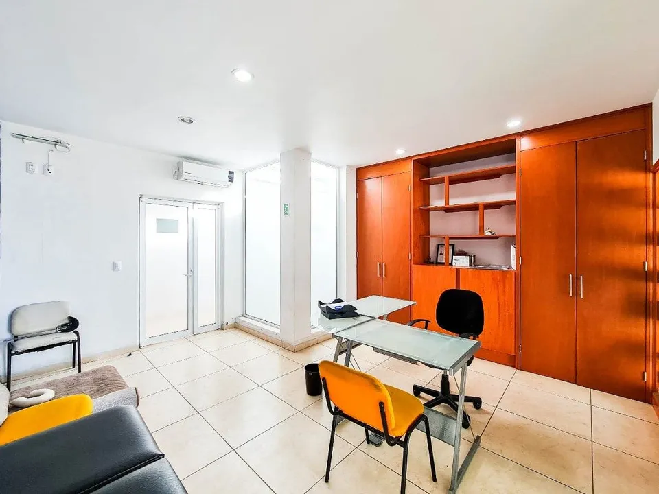 Foto 7 de Casa de uso mixto en venta sobre avenida · Parques de Santa María, Tlaquepaque ·