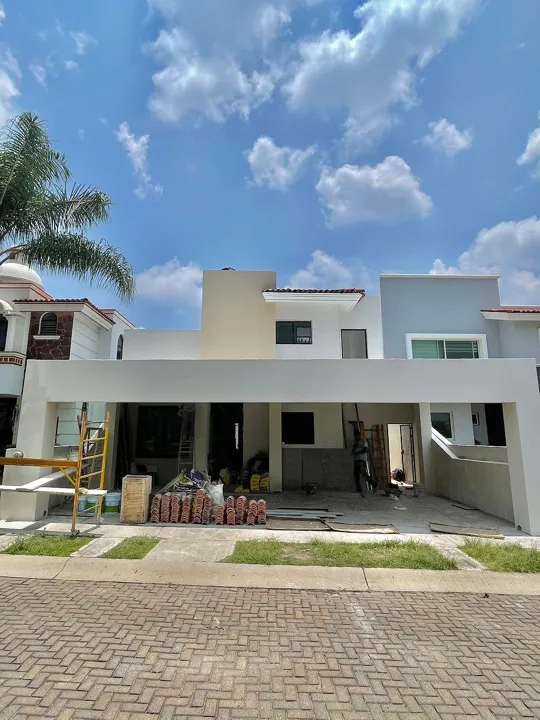 CASA REMODELADA EN VENTA EN BUGAMBILIAS