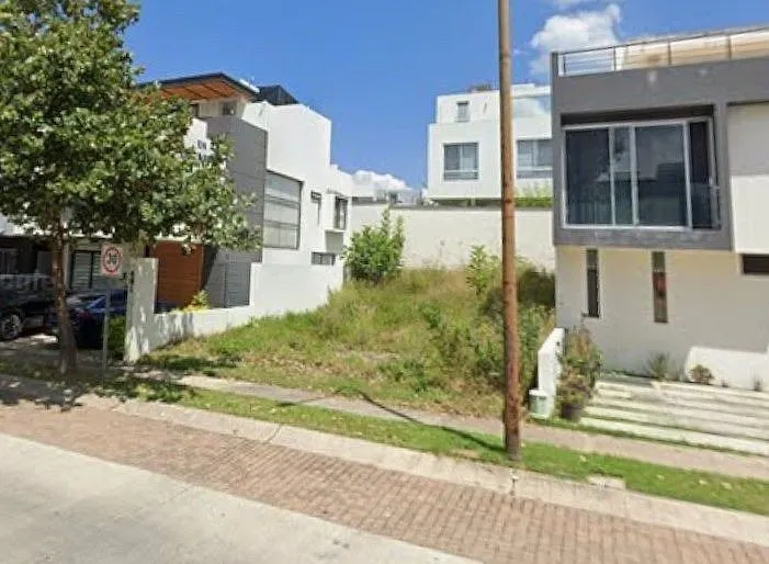 TERRENO SOBRE AVENIDA EN BOSQUES VALLARTA, ZAPOPAN, JALISCO.