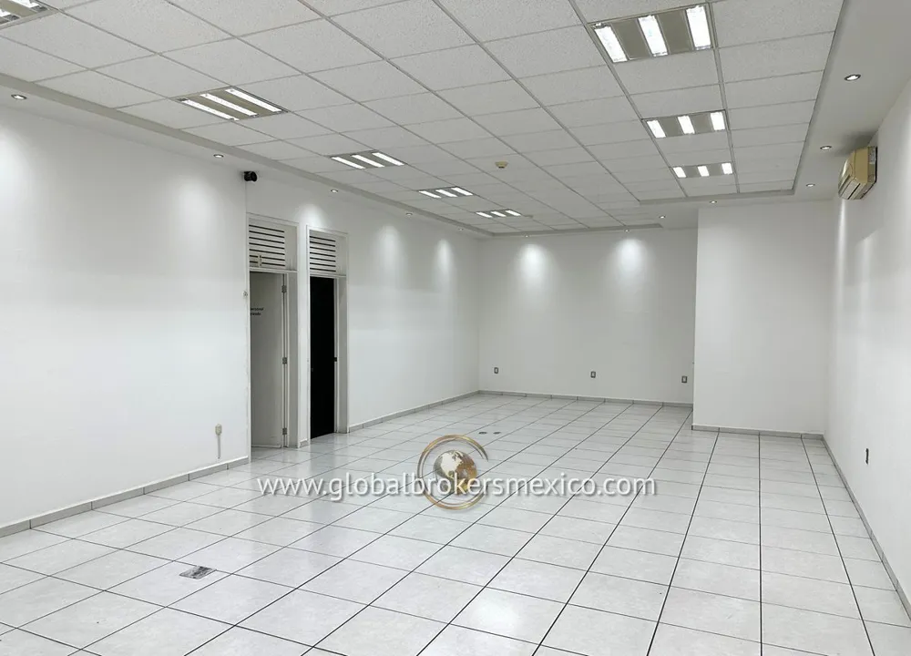 Foto 3 de Almacén con Oficinas y Local Comercial sobre Av. Mexico, Col. Ladrón de Guevara
