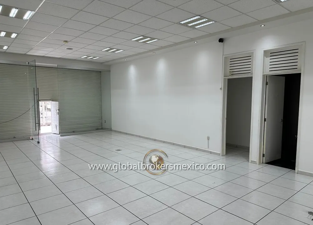 Foto 4 de Almacén con Oficinas y Local Comercial sobre Av. Mexico, Col. Ladrón de Guevara