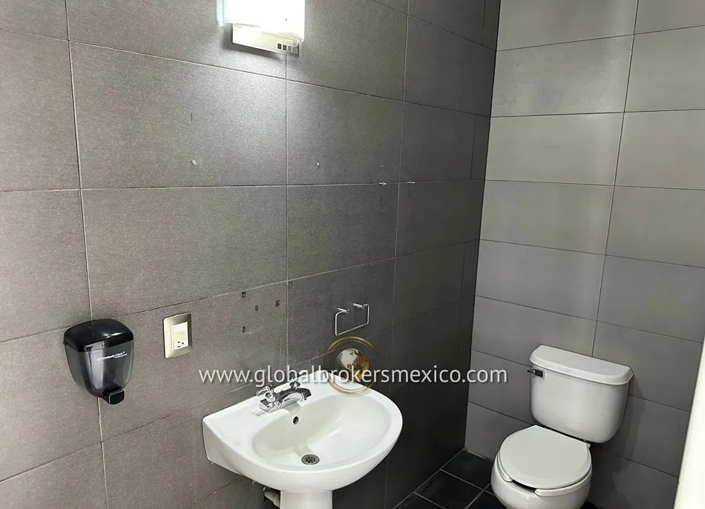 Foto 7 de Almacén con Oficinas y Local Comercial sobre Av. Mexico, Col. Ladrón de Guevara