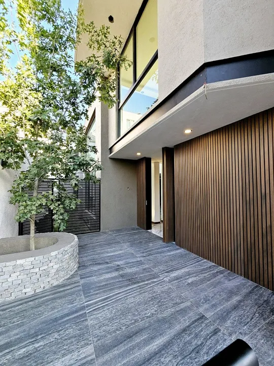 Foto 2 de Exclusiva residencia de 5 recámaras con sala de cine y elevador