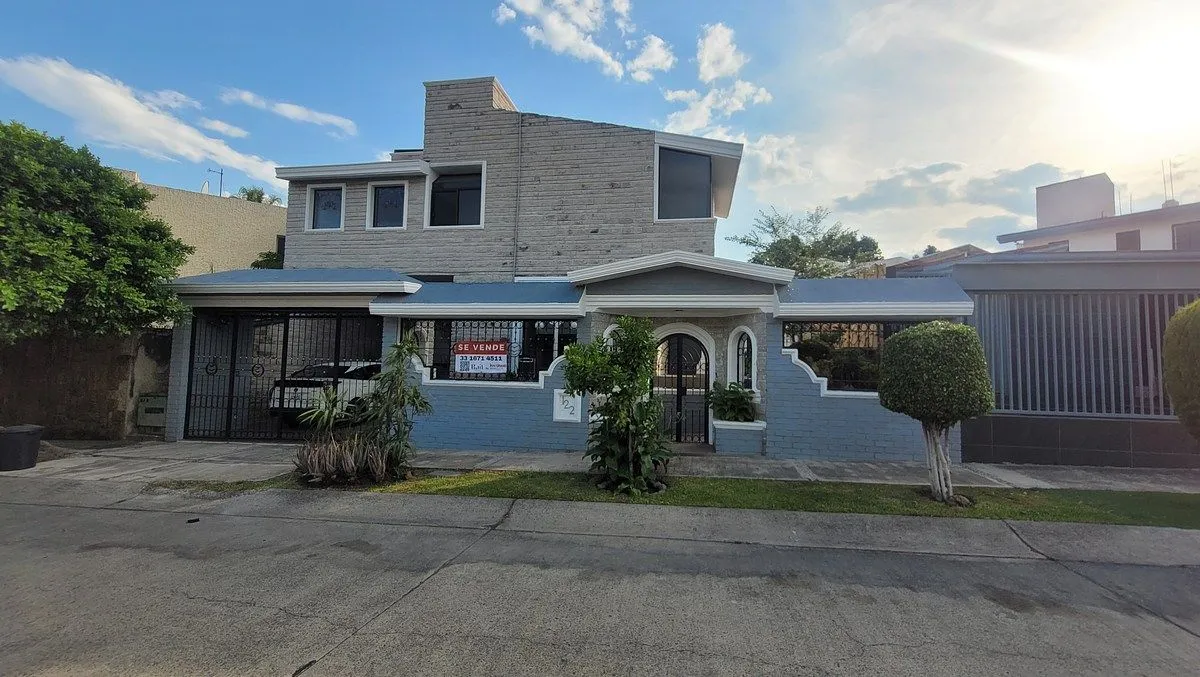 Casa en Venta en Bugambilias | 4 Recámaras, Jardín y Terraza