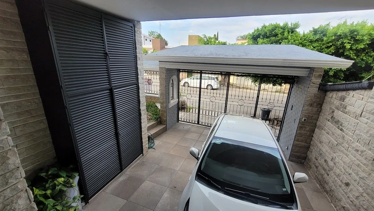 Foto 8 de Casa en Venta en Bugambilias | 4 Recámaras, Jardín y Terraza