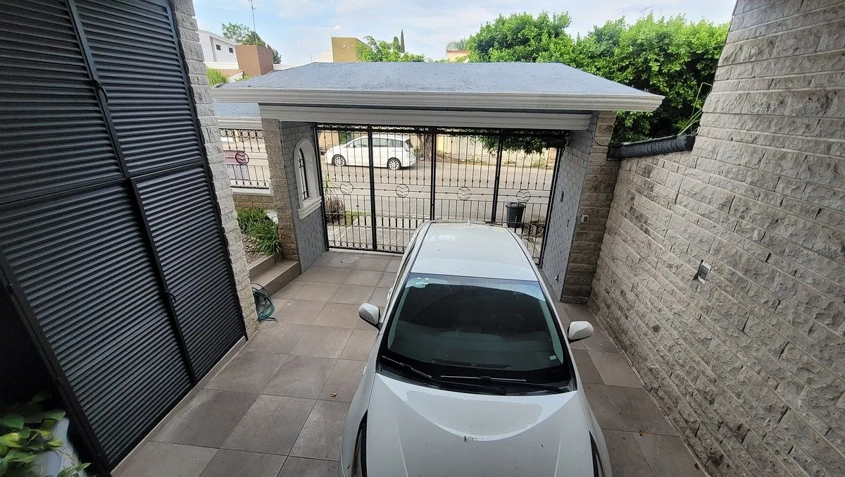 Foto 9 de Casa en Venta en Bugambilias | 4 Recámaras, Jardín y Terraza