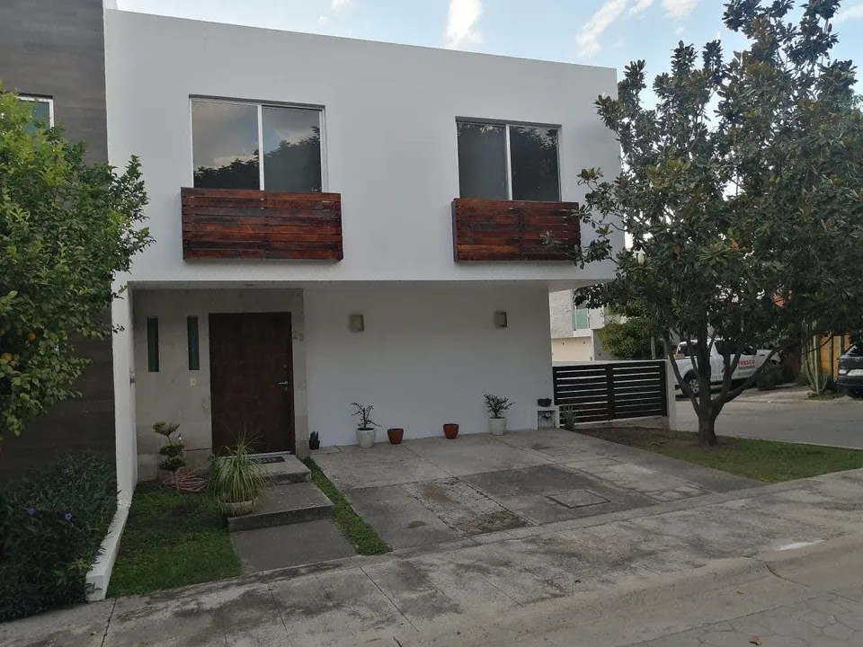 HERMOSA CASA EN CONDOMINIO EN  RENTA EN "COLINAS DE LOS ROBLES" ZAPOPAN