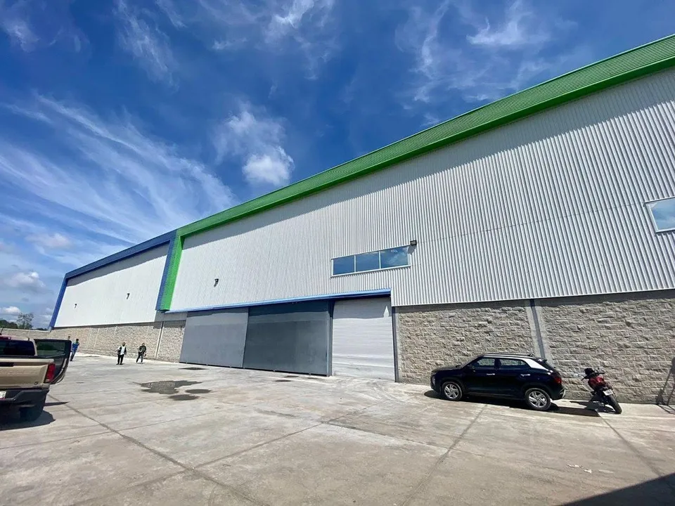 Foto 2 de NAVE INDUSTRIAL EN RENTA 4,000 mt 2 TECHADOS LA VENTA DEL ASTILLERO