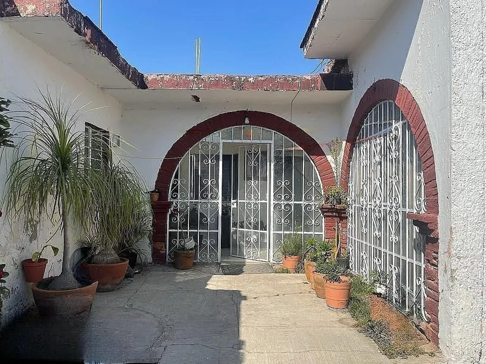 EN VENTA PARA REMODELAR O DEMOLER EN LA NORMAL