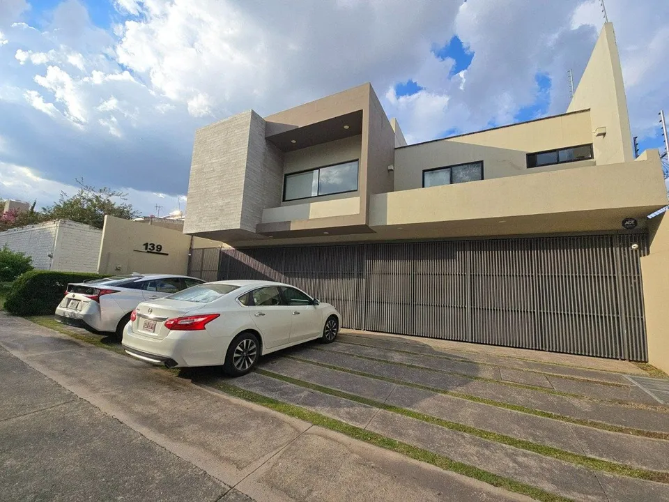 CASA EN VENTA EN EL PALOMAR, SECCIÓN JOCKEY CLUB | TLAJ