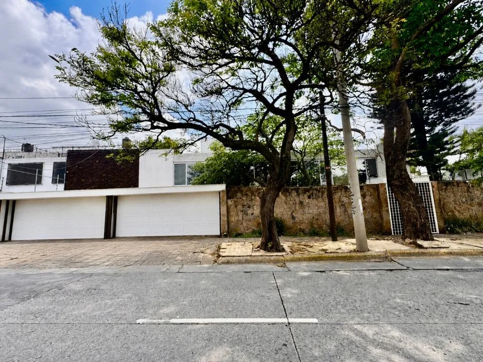 Terreno en venta en Calzada Lázaro Cárdenas, Jardines del Bosque, Guadalajara