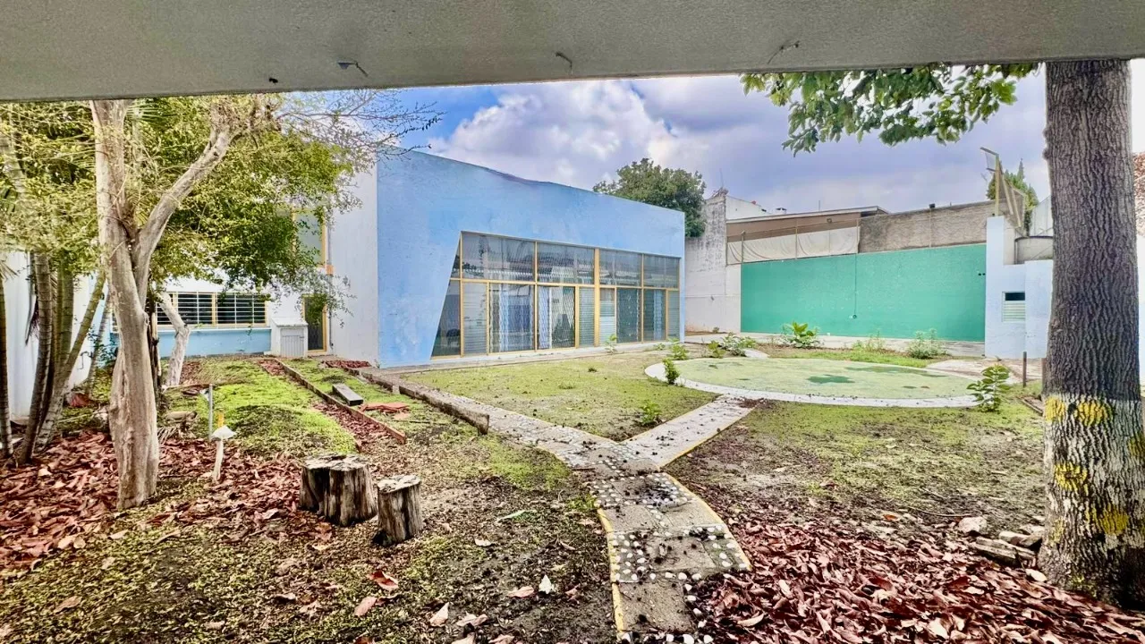 Foto 4 de Terreno en venta en Calzada Lázaro Cárdenas, Jardines del Bosque, Guadalajara