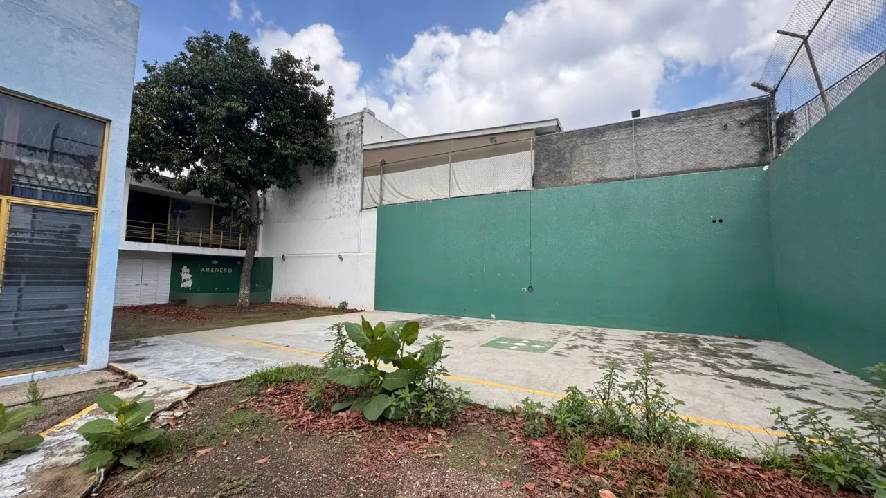 Foto 8 de Terreno en venta en Calzada Lázaro Cárdenas, Jardines del Bosque, Guadalajara