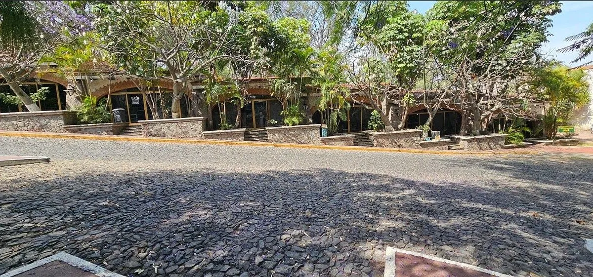 DOS LOCALES COMERCIALES EN VENTA EN RESIDENCIAL EL TAPATIO
