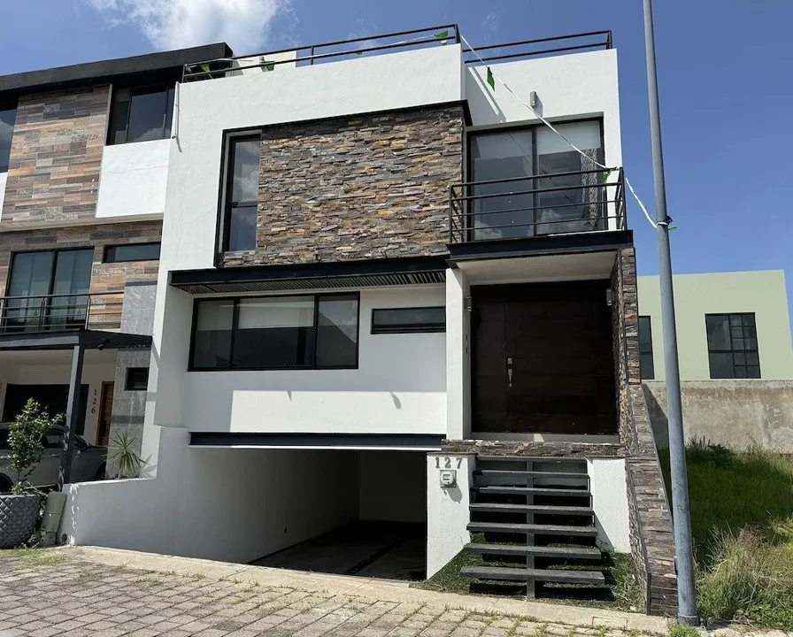 Casa con sótano y roof top en Argenta Residencial, Zapopan