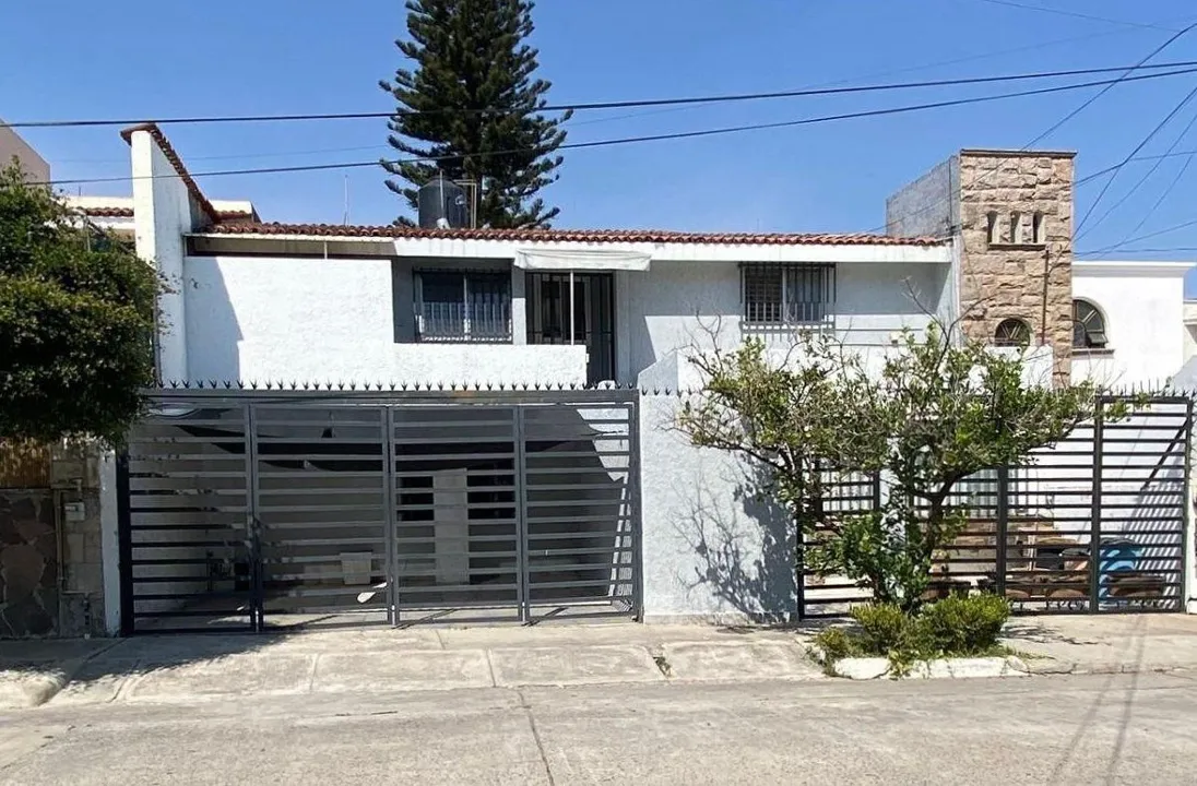 Casa en venta para remodelar en Jardines de Guadalupe