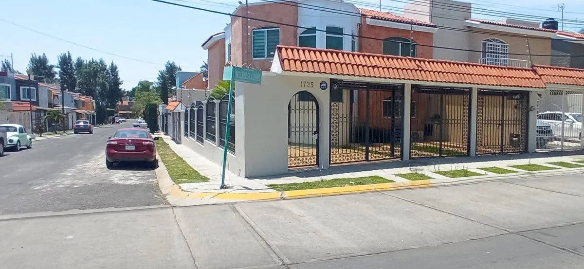 Foto 2 de Casa en Venta con terraza y jardín en Mirador San isidro, Centinela I, Zapopan