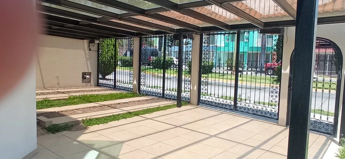 Foto 4 de Casa en Venta con terraza y jardín en Mirador San isidro, Centinela I, Zapopan