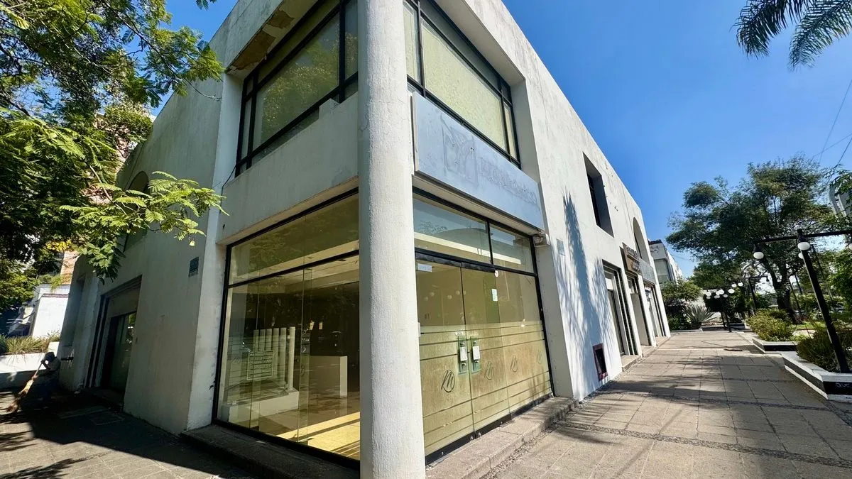 LOCAL EN VENTA EN PLAZA LOS ARCOS SOBRE AV VALLARTA