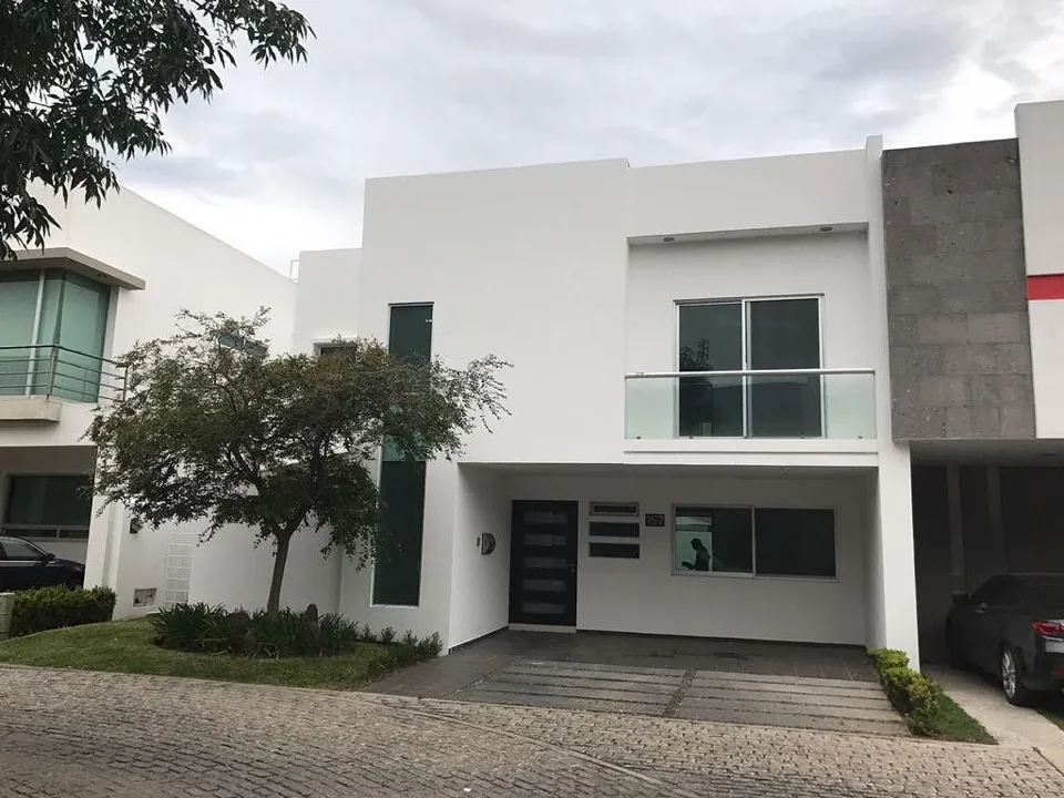CASA EN RENTA EN SOLARES COTO 1