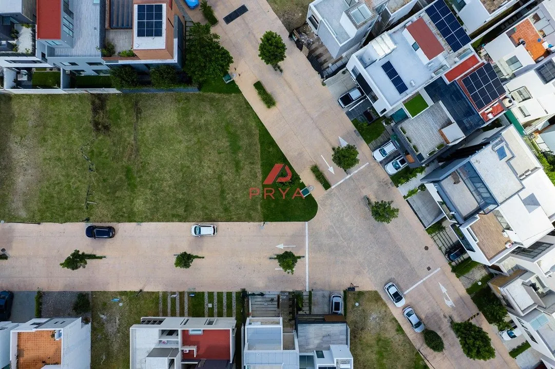 Foto 4 de Terreno en Venta en Coto Bosquetto, Bosques Vallarta Zapopan | 233 m² en Esquina