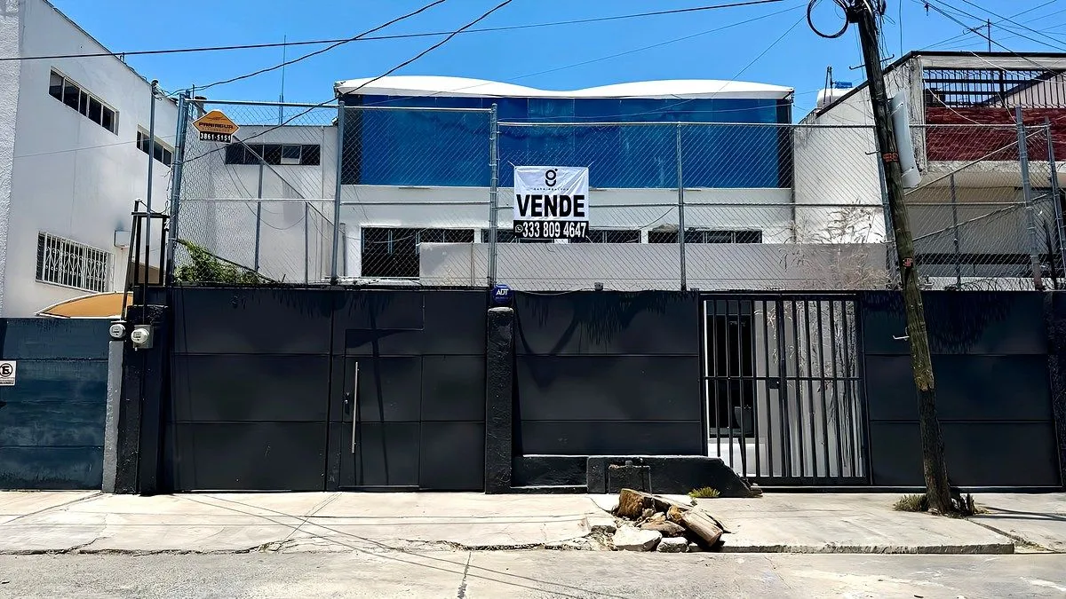 ESCUELA EN VENTA A DOS CUADRAS DE LA MINERVA EN VALLARTA NORTE