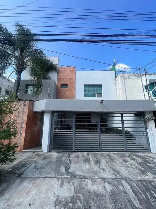 CASA EN VENTA EN JARDINES DEL SOL
