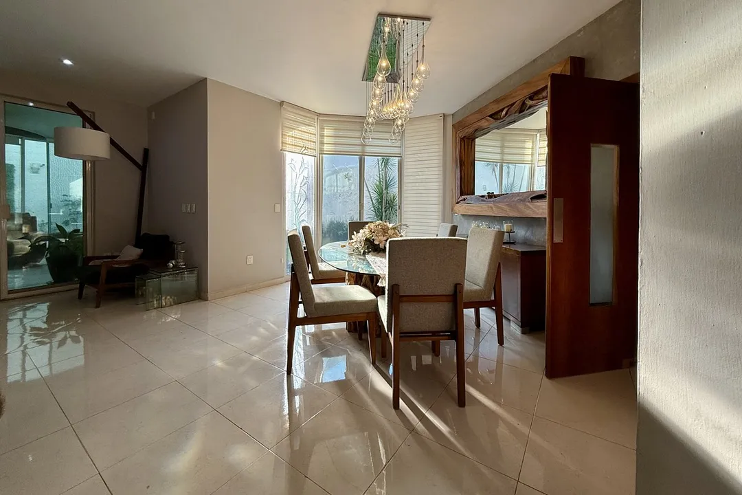 Foto 9 de Muy cerca prepa TEC y Galerías Santa Anita, 585 M2 de construcción, 4 recámaras
