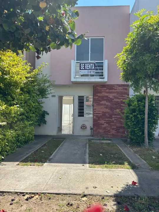 SE RENTA CASA EN PARQUES DE TESISTAN