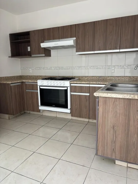 Foto 2 de SE RENTA CASA EN PARQUES DE TESISTAN