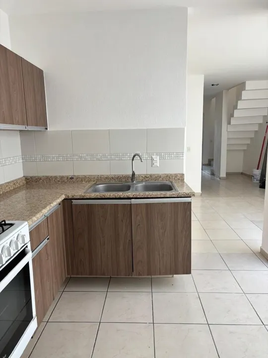 Foto 6 de SE RENTA CASA EN PARQUES DE TESISTAN