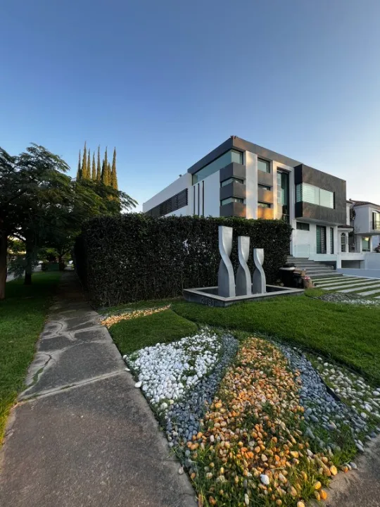 Residencia premium frente a parque en Valle Real.