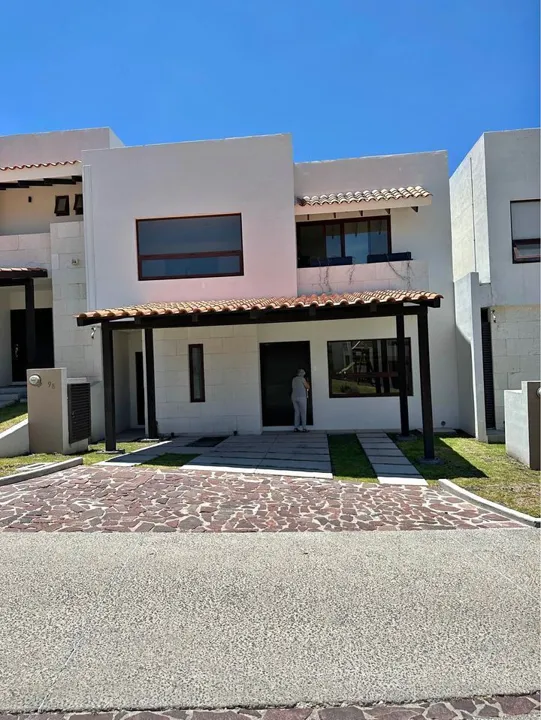 Casa en venta en Anillo Vial Fray Junípero Serra, Altozano El Nuevo Querétaro, Querétaro
