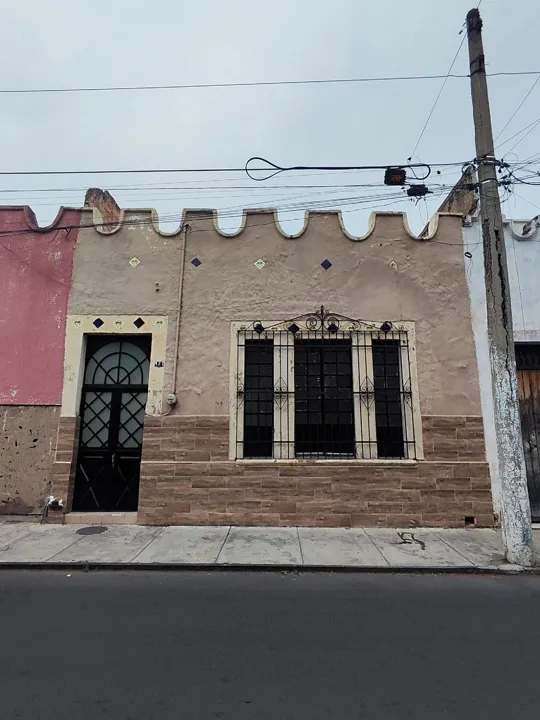Casa antigua en el centro de Guadalajara de adobe