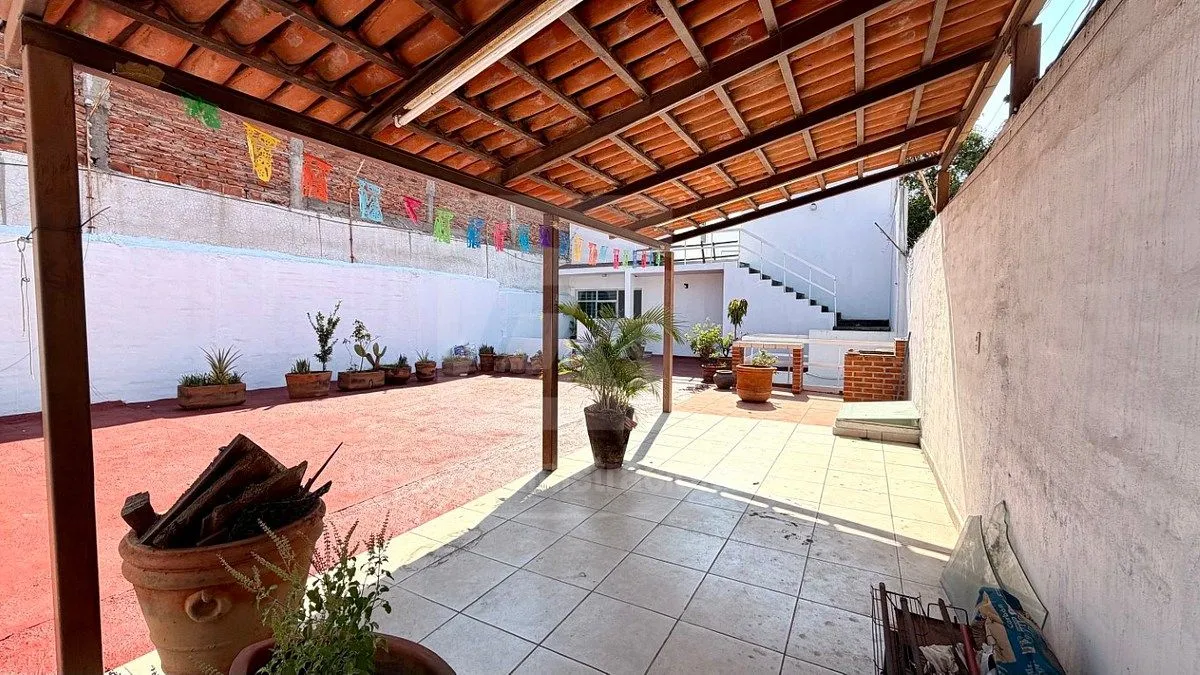 CASA CON DEPARTAMENTOS INDEPENDIENTES CON EXCELENTE UBICACION ESTRATEGICA