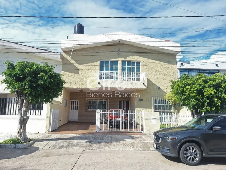 Casa en venta en Prados Providencia, Guadalajara | 3 pisos, 6 habitaciones y ter
