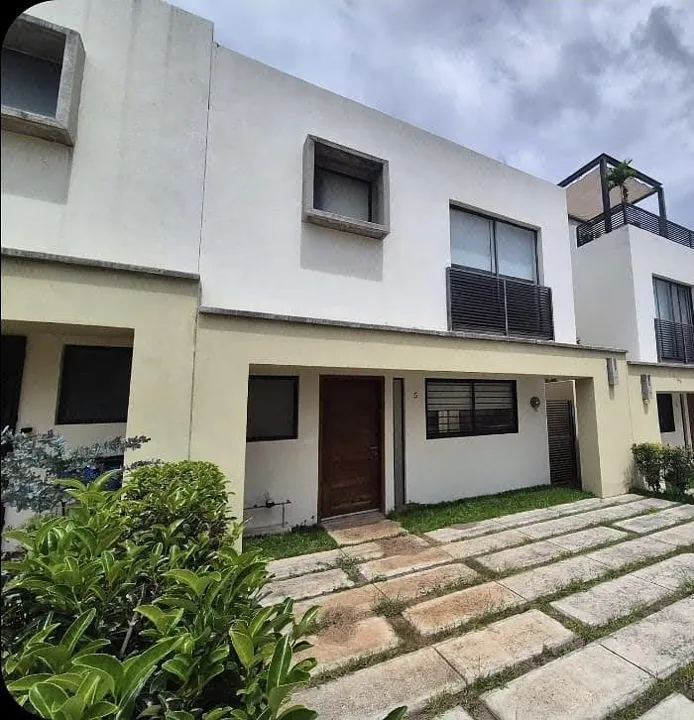 CASA EN VENTA ADAMAR