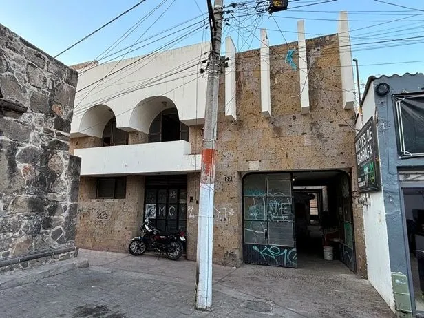 CASA EN VENTA EN EL CENTRO DE TONALÁ (USO MIXTO)