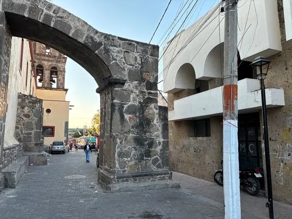 Foto 2 de CASA EN VENTA EN EL CENTRO DE TONALÁ (USO MIXTO)
