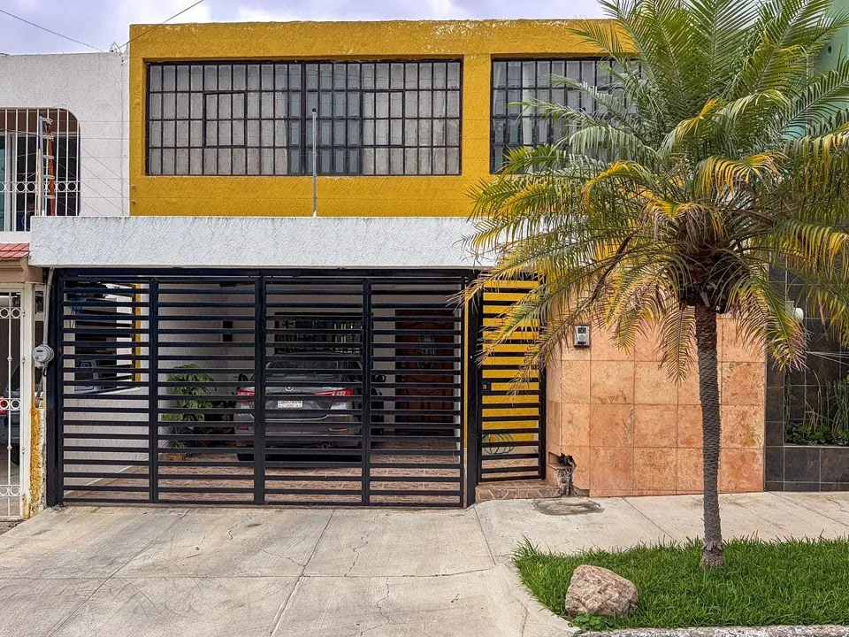 Casa en Colinas de la Normal con jardín y terraza de arcos | 3 recámaras