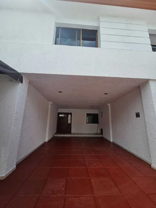 Foto 2 de Amplisima casa sobre Rafael Sanzio Y guadalupe