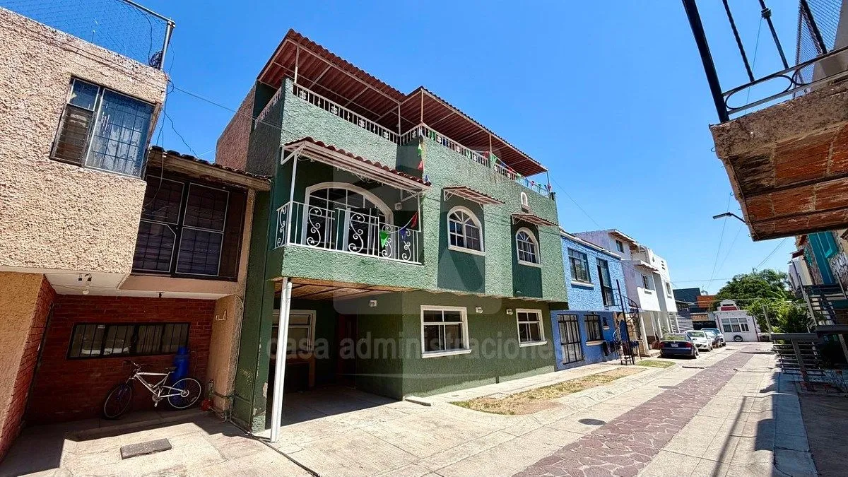 CASA EN VENTA DE 3 NIVELES EN COTO EN CIUDAD GRANJA