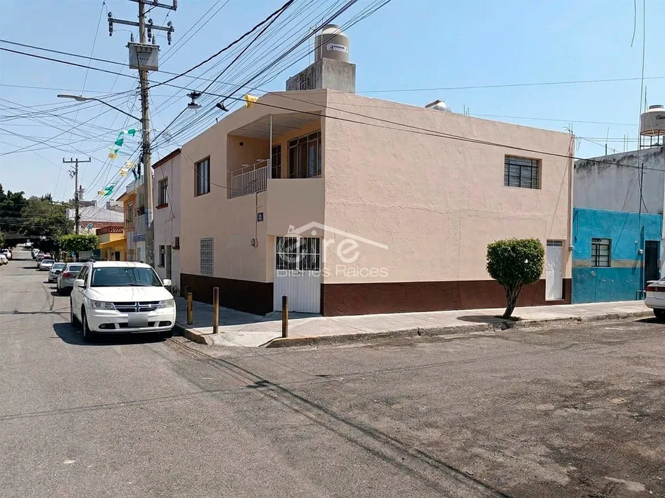Casa en venta en Balcones de Oblatos, Guadalajara | 2 niveles con acceso indepen