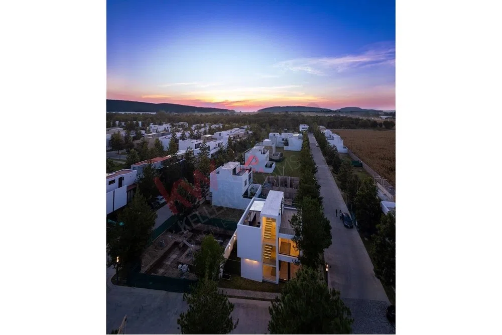Casa en venta en Solares Zapopan con ingeniería sísmica y acabados de lujo.*